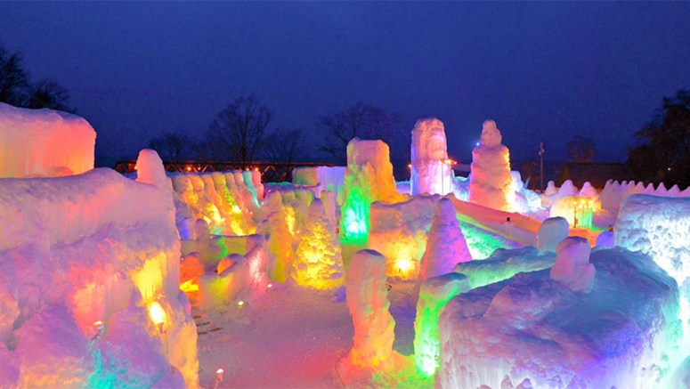 Patung-patung es berwarna pelangi cerahkan musim dingin di Hokkaido