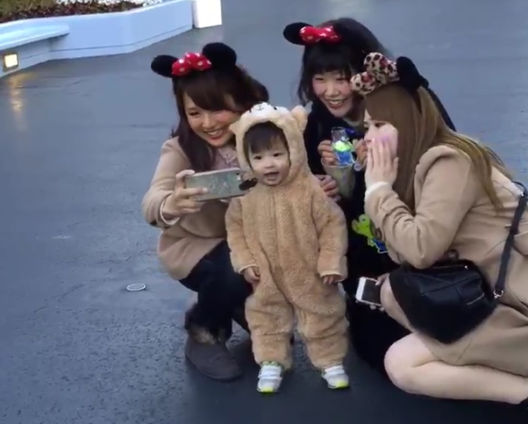Kawaii! Gadis Cilik dari Jepang ini Menarik Perhatian Pengunjung Tokyo Disneyland