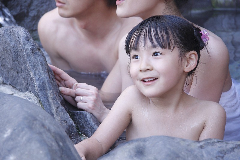 Wah, Ternyata Anak-Anak di Jepang Masih Mandi Bersama Orangtua Mereka Hingga Remaja!
