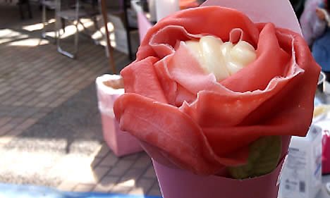 Crepes Bunga Kamelia Hadir di Jepang