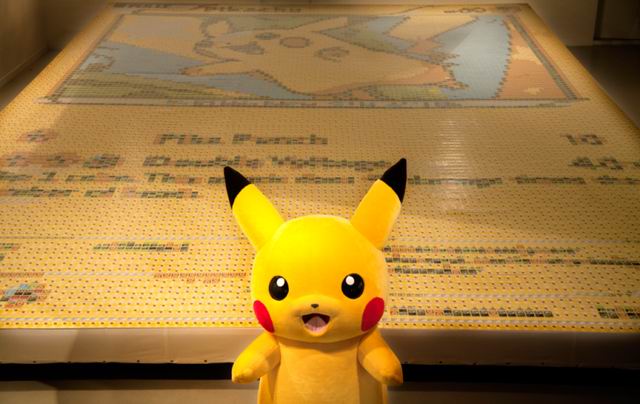 Keren! Seniman Ciptakan Gambar Mosaik Pikachu dari Ribuan Kartu Pokemon! (4)