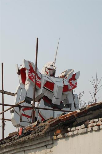 Wow! Fans ciptakan patung Gundam Unicorn setinggi 6,6 meter di belakang rumahnya! (2)