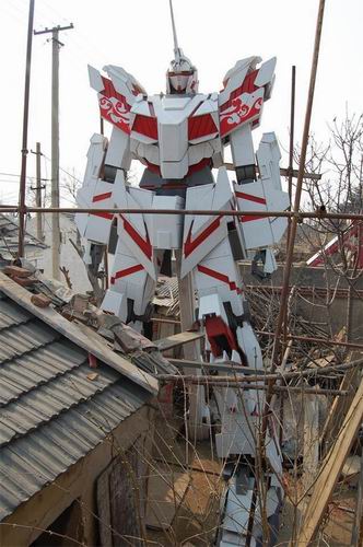 Wow! Fans ciptakan patung Gundam Unicorn setinggi 6,6 meter di belakang rumahnya! (3)