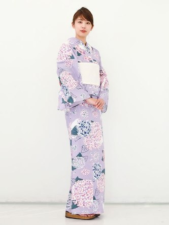 Kimono Musim Panas Tampilkan Desain Kucing Bermain Dengan Bunga 3