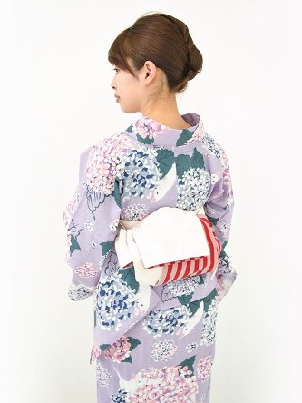 Kimono Musim Panas Tampilkan Desain Kucing Bermain Dengan Bunga 4
