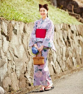 Kimono Musim Panas Tampilkan Desain Kucing Bermain Dengan Bunga 5
