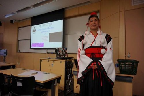 Profesor di Jepang Mengajar Sambil Ber-cosplay 2