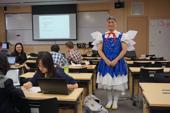 Profesor di Jepang Mengajar Sambil Ber-cosplay 3