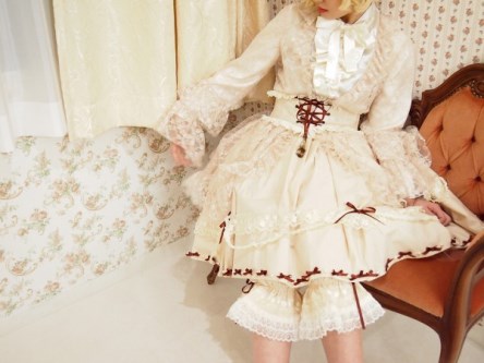 Mahasiswi Jepang Luncurkan Fashion Line Terinspriasi Boneka Antik 6