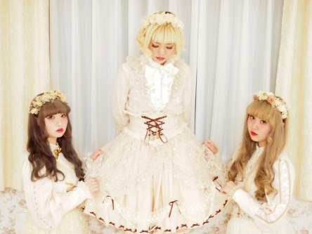 Mahasiswi Jepang Luncurkan Fashion Line Terinspriasi Boneka Antik 7