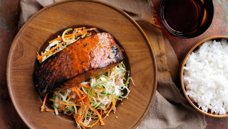 Resep Salmon Teriyaki Lezat dengan Nasi Sushi dan Salad Kubis Renyah