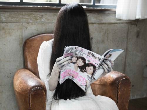 Sadako dan Kayako Gentayangan di Majalah Mode Jepang (1)