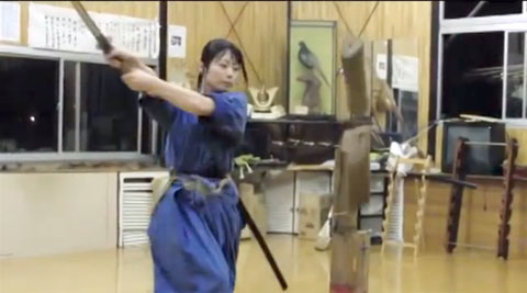 Wanita Jepang Ahli Pedang Ini Menarik Perhatian Banyak Orang
