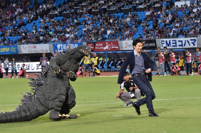 Wow! Godzilla Jadi Penendang Penalti di Jepang!