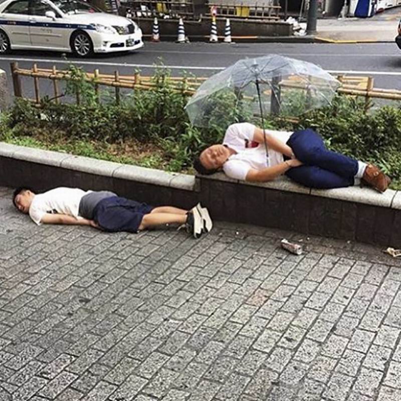 Foto-foto Orang Tertidur di Tempat Umum di Shibuya yang Kocak (1)