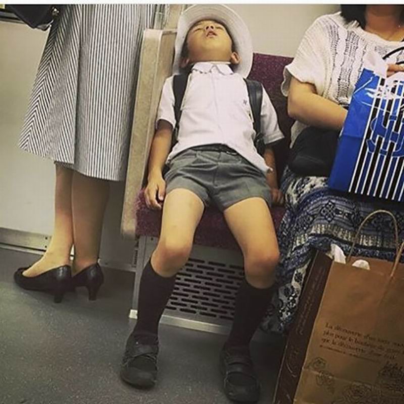 Foto-foto Orang Tertidur di Tempat Umum di Shibuya yang Kocak (3)