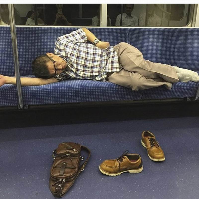 Foto-foto Orang Tertidur di Tempat Umum di Shibuya yang Kocak (4)