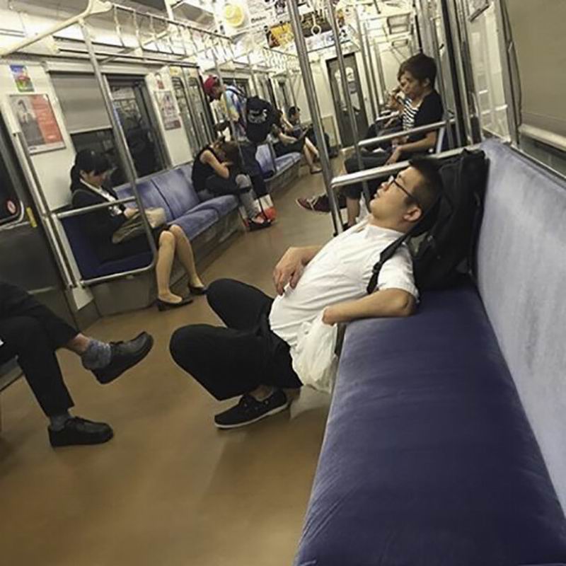 Foto-foto Orang Tertidur di Tempat Umum di Shibuya yang Kocak (5)