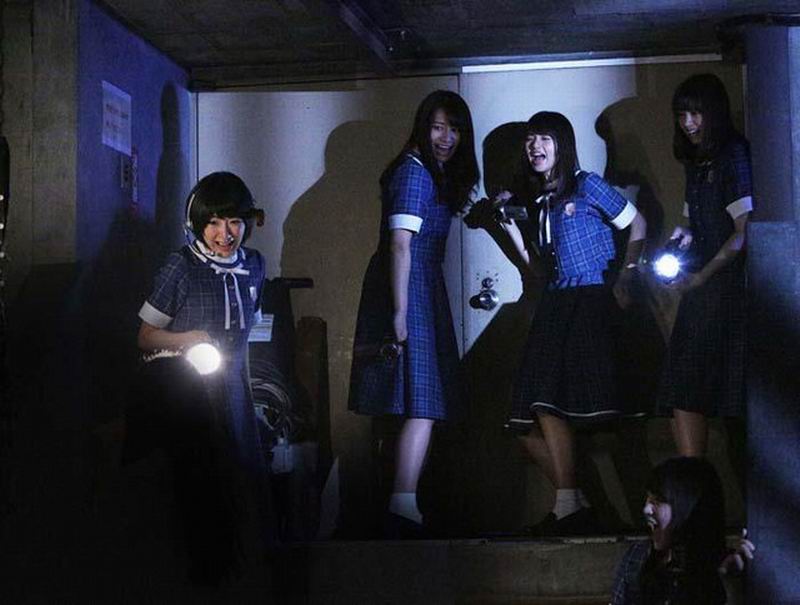 Lihat Para Idola Jepang Ketakutan Melalui VR Nogizaka46 Horror House (2)
