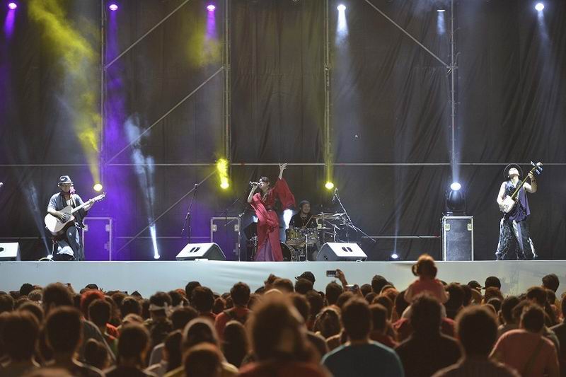 band-art-rock-jepang-kaos-tampil-di-hadapan-15-000-penonton-di-paraguay-2