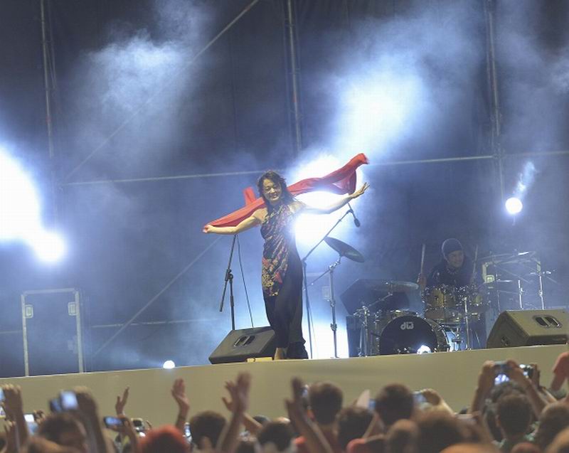 band-art-rock-jepang-kaos-tampil-di-hadapan-15-000-penonton-di-paraguay-4