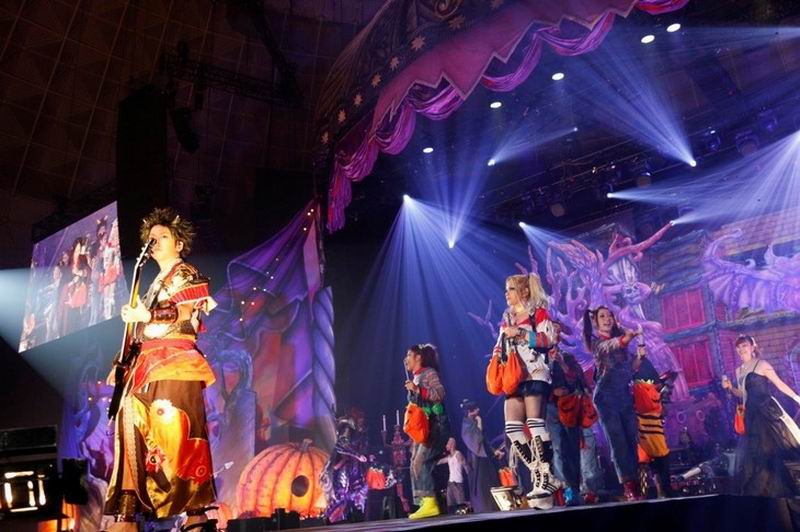 VAMPS Buka Acara Tahunan HALLOWEEN PARTY di Kobe Dengan Kostum Unik