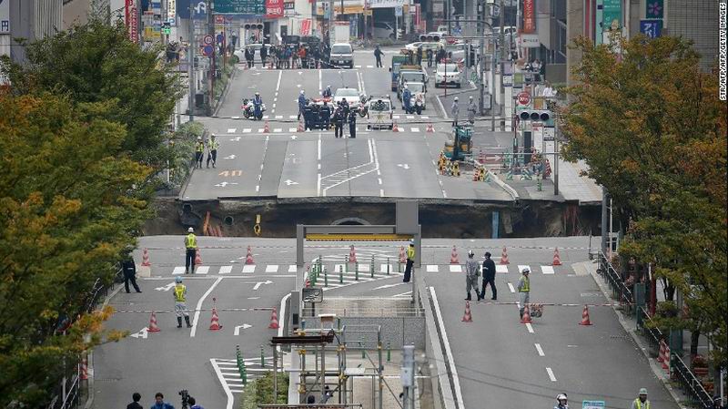 Jalan di Jepang Amblas Hingga Muncul Lubang Besar, Warga Sekitar Dievakuasi