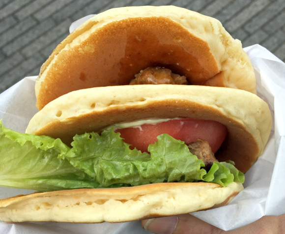 mencicipi-lezatnya-pancake-burger-dari-festival-makanan-di-tokyo-1