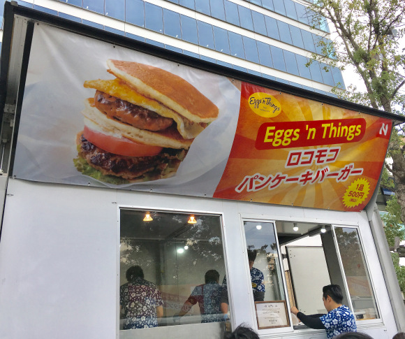 mencicipi-lezatnya-pancake-burger-dari-festival-makanan-di-tokyo-3