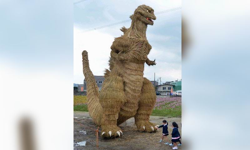 Wow! Patung Godzilla Dari Jerami Berukuran Raksasa Muncul di Jepang!