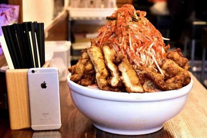 Makan Ramen Raksasa Dalam 20 Menit, Restoran di Tokyo Berani Bayar 50.000 Yen!