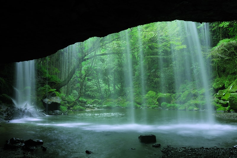  Melihat Pemandangan Alam Dari Balik Air Terjun Nabegataki 