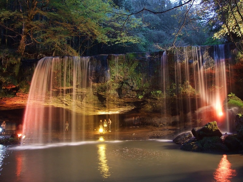 Melihat Pemandangan Alam Dari Balik Air Terjun Nabegataki