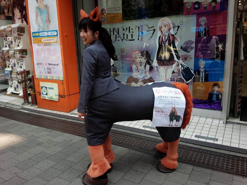 Cosplayer Jepang Ini Jadi Viral di Akihabara Karena Kostumnya