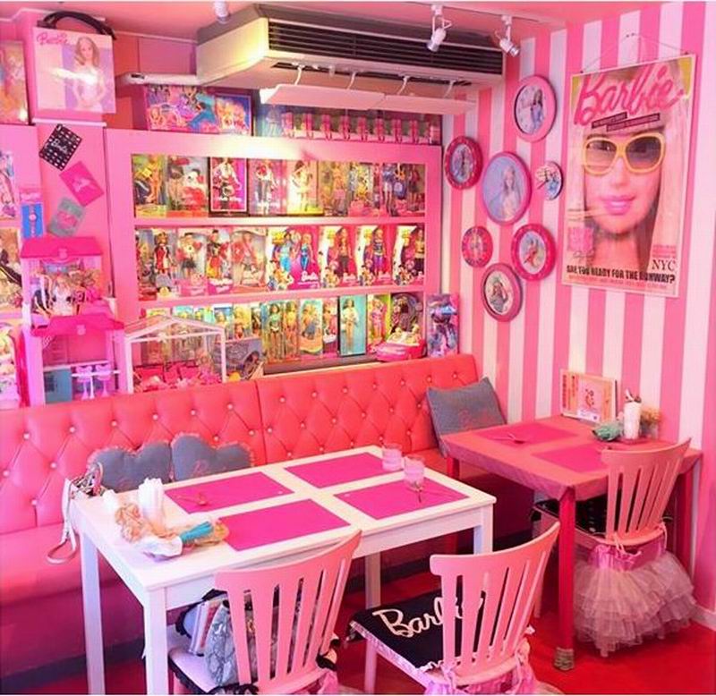 Kafe di Yokohama Menawarkan Makanan & Dekorasi Bertema Boneka Barbie