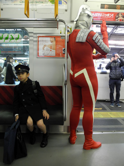 Ga Usah Gengsi, Selebriti Jepang Juga Naik Kereta, Ini Foto-fotonya!