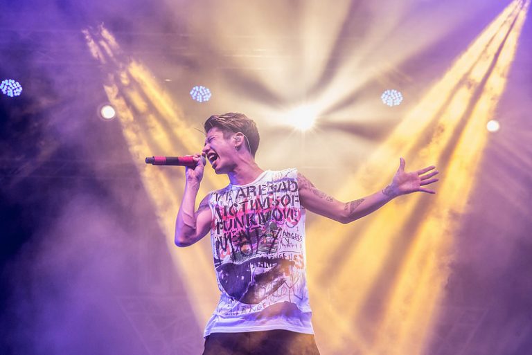 Taka One Ok Rock Tampil Di Konser Mengenang Vokalis Linkin 