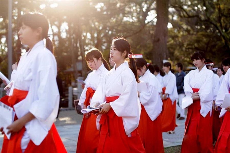 Sebuah Kuil Shinto Jepang Membuka Lowongan Miko Untuk Laki-laki ...