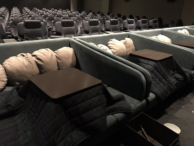 Sebuah Bioskop Jepang Menyediakan Fasilitas Kotatsu untuk Para Penonton