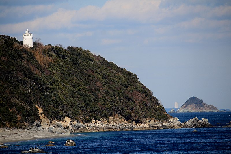 800px-菅島灯台_～黒崎_Sugashima_Lighthouse_and_Kozukumi_Island.jpg