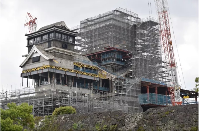 Penampilan Kastil Kumamoto yang Sedang Direkontruksi Setelah Rusak Akibat Gempa