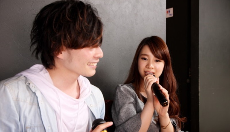 Inilah Alasan Psikologis Mengapa Cowok Jepang Senang Berkencan di Karaoke!