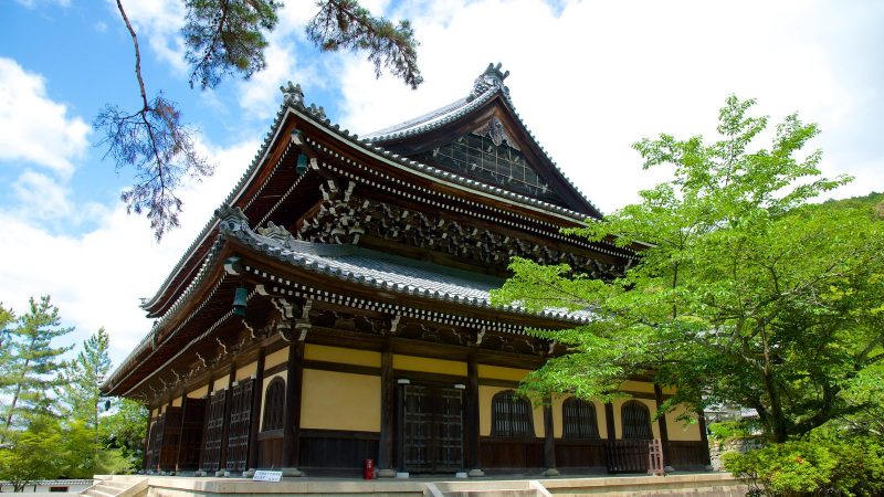 Lebih Dari 20 Pengunjung Kuil di Kyoto Keracunan Bau Kimia Dari Toilet Sekitar