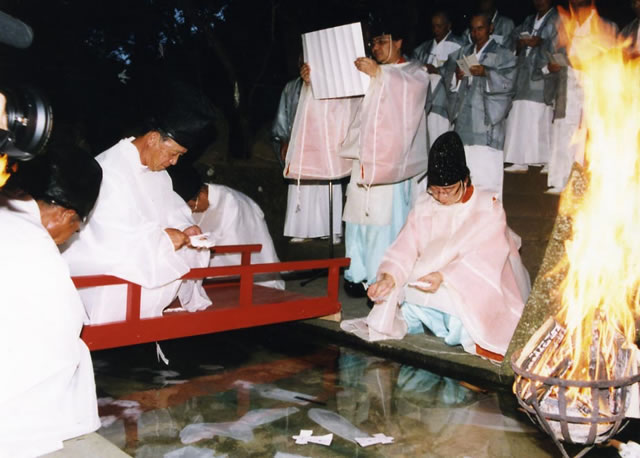 Katashiro, Sebuah Alat Ritual Jepang yang Bisa Menghilangkan Semua Dosa