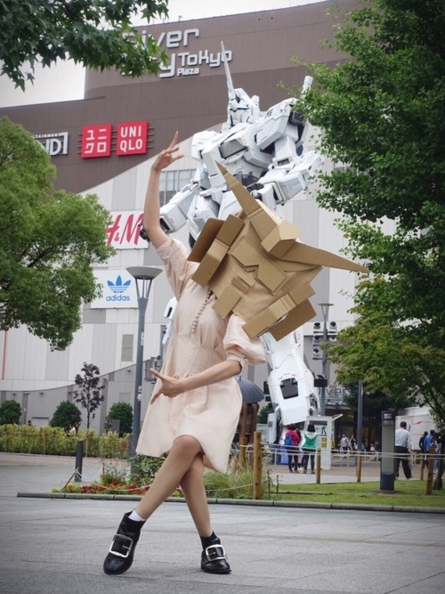 Akun Pengguna Aplikasi Fashion ini Unggah Berbagai Pose Dengan Topeng Gundam