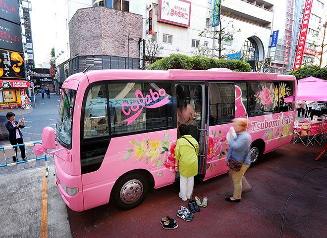 Cegah Siswi Sekolah Jadi Korban Industri Seks, Jepang Melaunching “Pink Bus” / The Asahi Shimbun