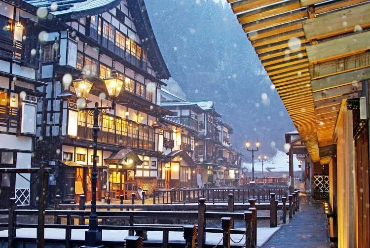 Ginzan Onsen: Mata Air Panas Gunung Perak Yang Bisa Menghangatkan Wisata Musim Dingin Kamu di Jepang