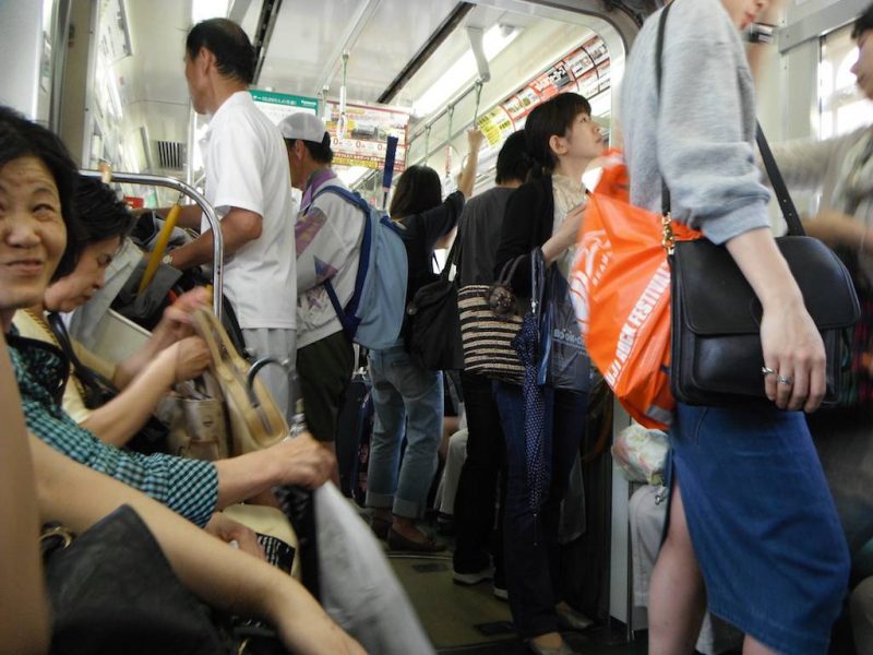 10 Perilaku yang Paling Menyebalkan Menurut Pengguna Kereta Jepang