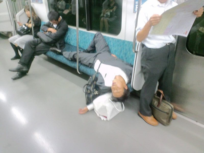 10 Perilaku yang Paling Menyebalkan Menurut Pengguna Kereta Jepang