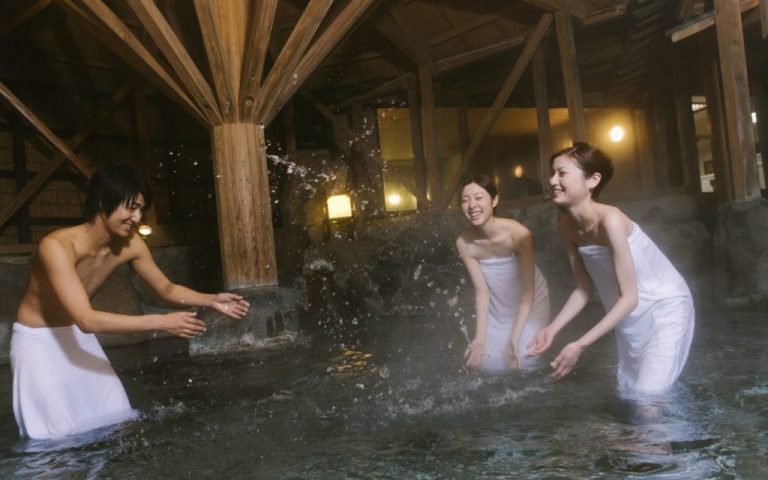 Mandi bersama pria dan wanita? Ini 5 rekomendasi onsen di daerah tohoku yang bisa kamu coba